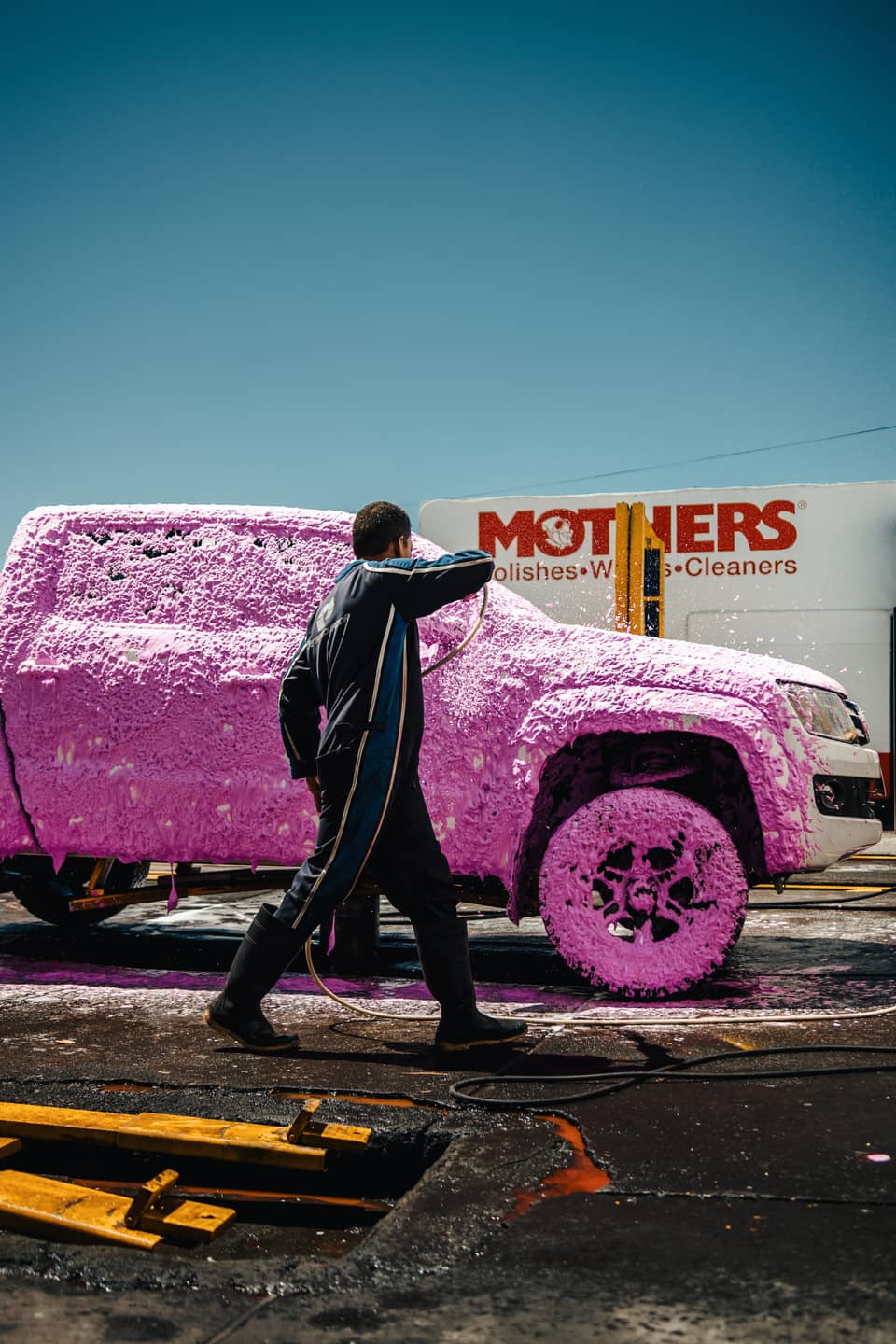 Lavado de autos con shampoo Snowfoam morado