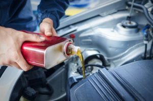 Mantenimiento preventivo de auto con cambio de aceite y filtro de motor