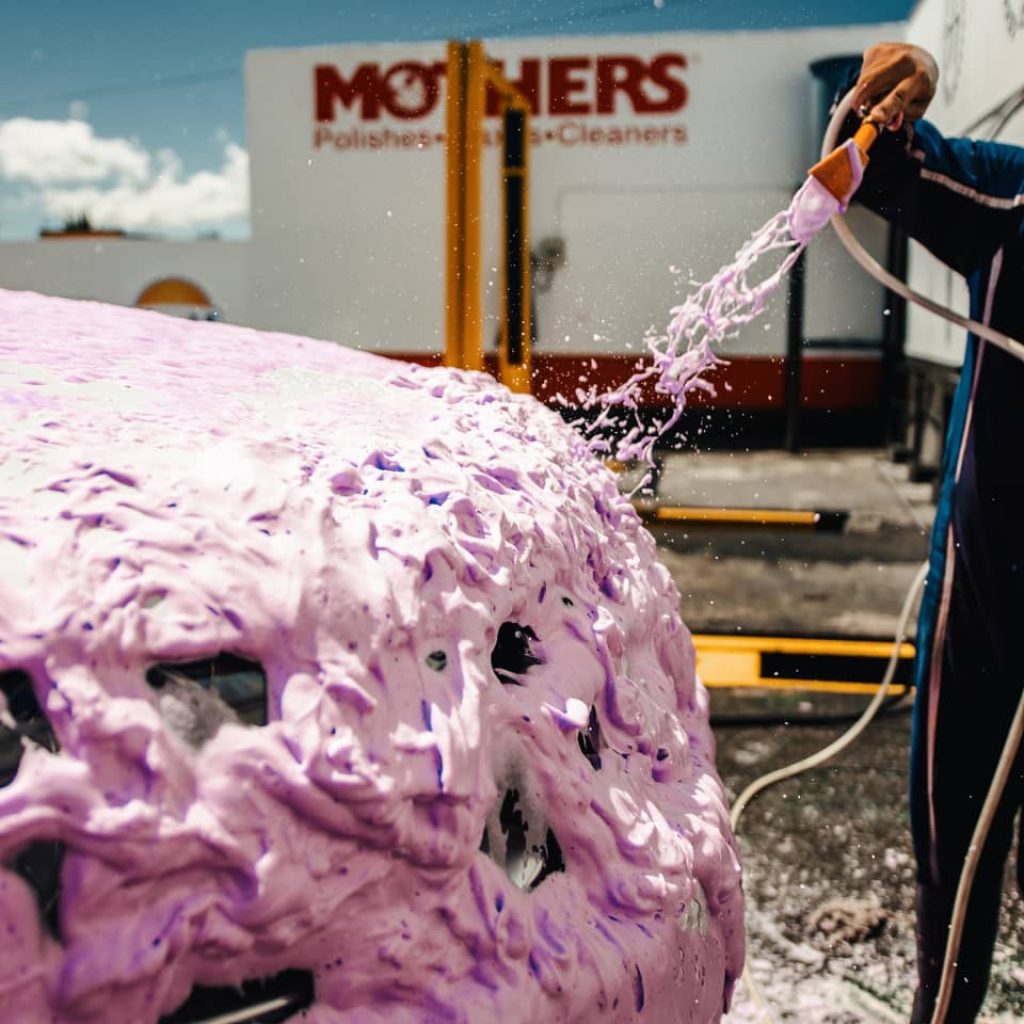 Lavado de autos con shampoo Snowfoam morado