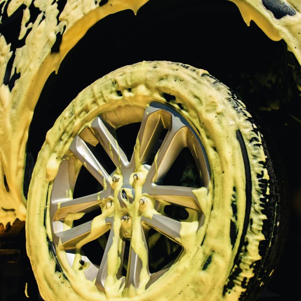 Lavado de autos con shampoo Snowfoam Amarillo