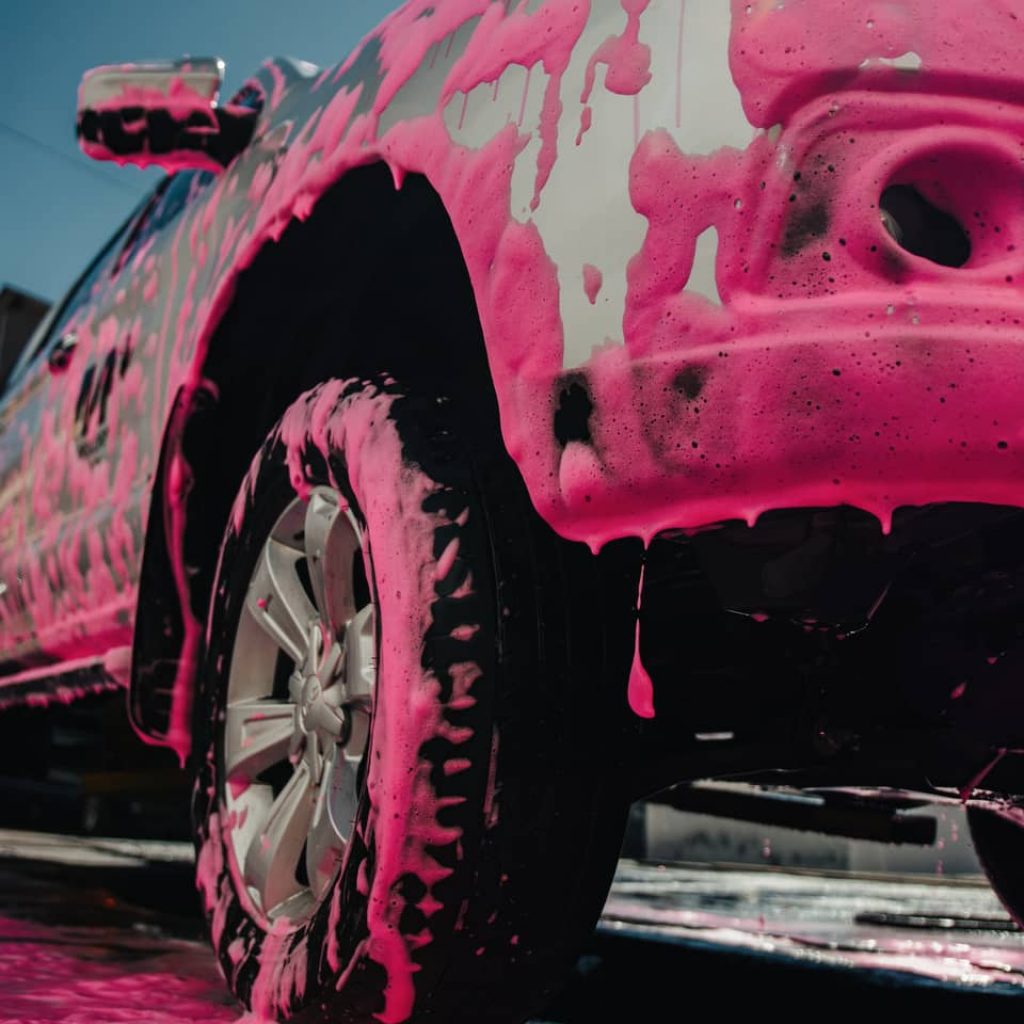 Lavado de autos con shampoo Snowfoam rosado