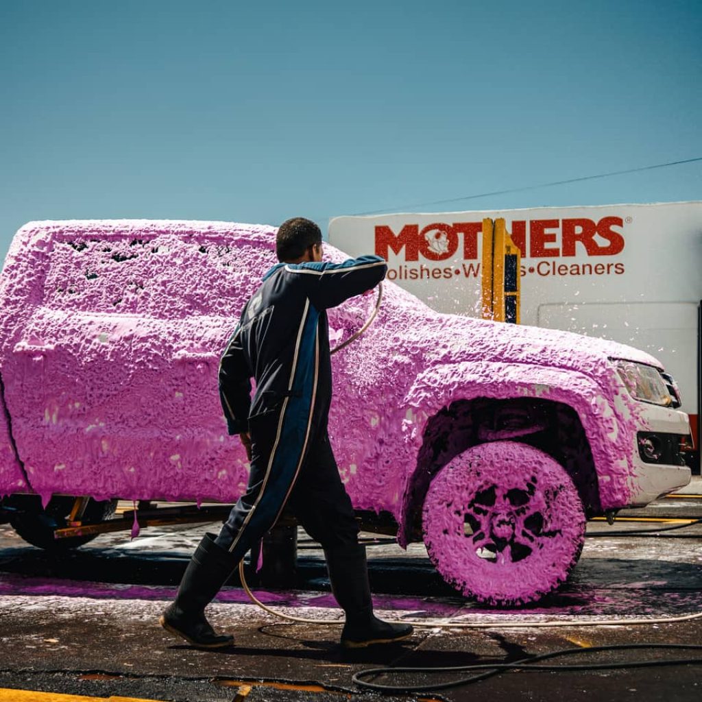 Lavado de autos con shampoo Snowfoam morado